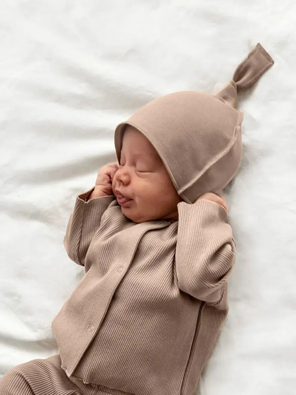 Czapka z supełkiem Baby hat