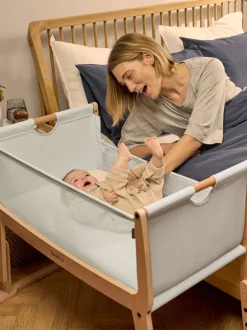 Łóżeczko dostawne na kółkach SnuzPod Studio