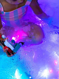 Kostki sensoryczne świecące w wodzie