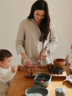 Lunchbox z przegródkami i sztućcami w zestawie